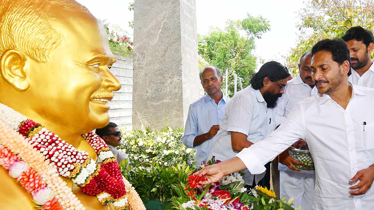 YS Jagan: పులివెందులకు చేరుకున్న జగన్.. రేపు వైఎస్ఆర్ ఘాట్ వద్ద నివాళులు