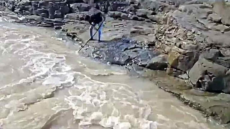 Madhya Pradesh: నది నుంచి చెప్పులు తీయడానికి ప్రయత్నించి, ప్రాణాలు పోగొట్టుకున్నాడు..