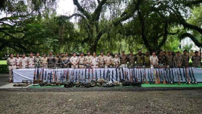 Manipur: మణిపూర్‌లో భారీగా గన్స్, బుల్లెట్స్, గ్రెనేడ్స్ స్వాధీనం..