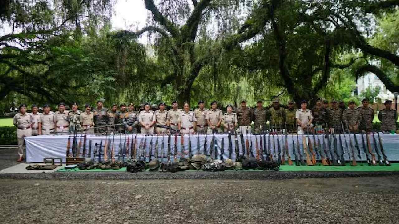 Manipur: మణిపూర్‌లో భారీగా గన్స్, బుల్లెట్స్, గ్రెనేడ్స్ స్వాధీనం..