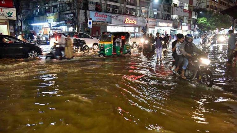 Orange Alert : హైదరాబాద్‌ వాసులరా.. ఫోన్‌లు, లైట్‌లు ఛార్జింగ్‌ పెట్టుకొండి..!