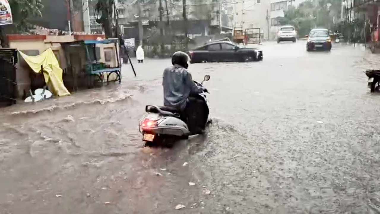 Hyderabad Rains : హైదరాబాద్‌లో భారీ వర్షాలు..  నీటిమునిగిన రోడ్లు