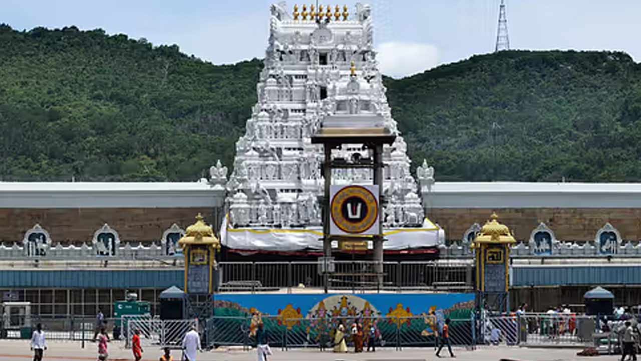 Tirumala: తెరుచుకున్న తిరుమల శ్రీవారి ఆలయం.. సర్వదర్శనం టోకెన్లు రద్దు..