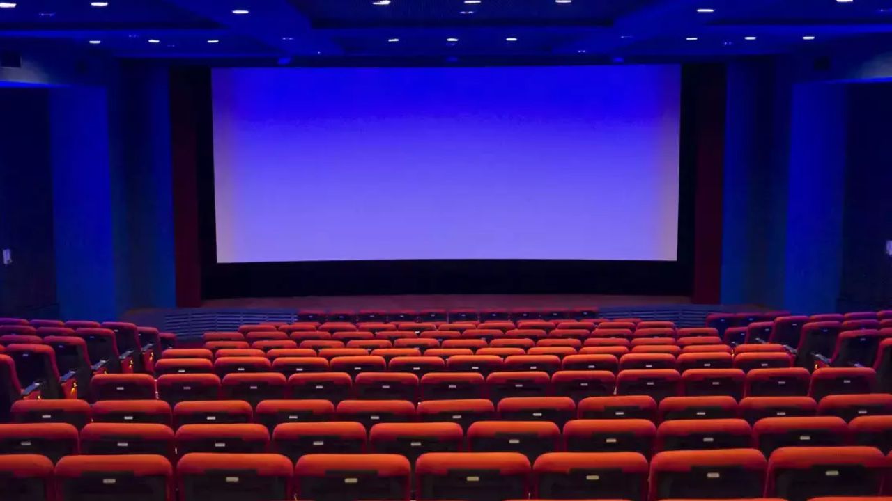 July Movies : సినిమాలు లేక.. ఖాళీగా దర్శనమిస్తోన్న థియేటర్స్