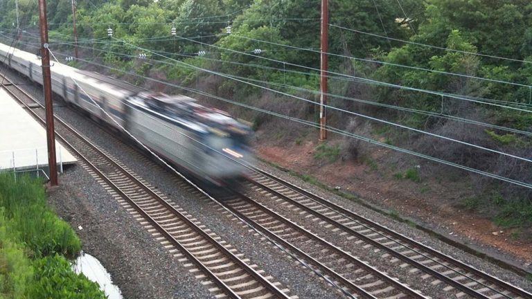 Train: పట్టాలపై వేగంగా పరుగెత్తినప్పటికీ.. రైలు ఎందుకు పట్టాలు తప్పదో తెలుసా?