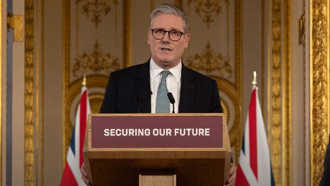 Britain: ప్రభుత్వం కీలక నిర్ణయం.. ఓటు హక్కు వయస్సు 16 ఏళ్లకు తగ్గింపు!.. గుర్తింపు కార్డులుగా క్రెడిట్, డెబిట్ కార్డులు