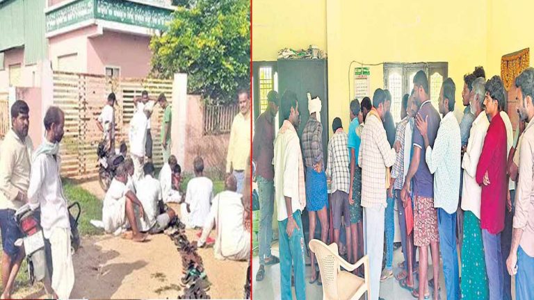 Farmers Struggle In AP: అధికారుల నిర్లక్ష్యం.. ప్రైవేట్ ఎరువుల డీలర్ల వద్ద రైతుల పడిగాపులు..