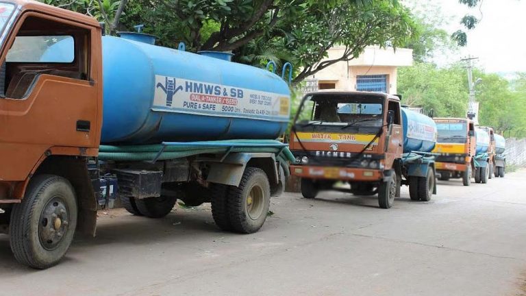 Water Tanker: మణికొండలో వాటర్ ట్యాంకర్ల అరాచకం.. ఓవర్ స్పీడ్ తో డ్రైవర్ల విన్యాసాలు