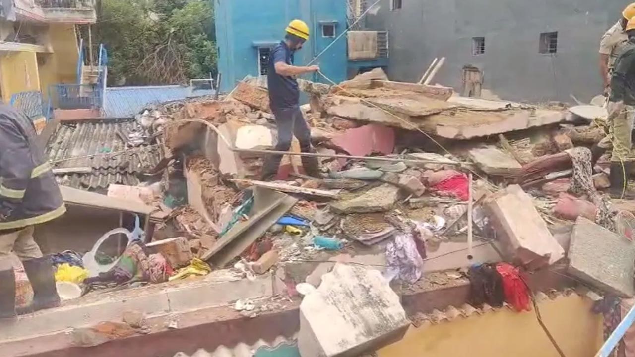 Bengaluru cylinder blast: బెంగళూరులో విషాదం.. పదేళ్ల బాలుడు మృతి.. తీవ్రంగా దెబ్బతిన్న ఇళ్లు