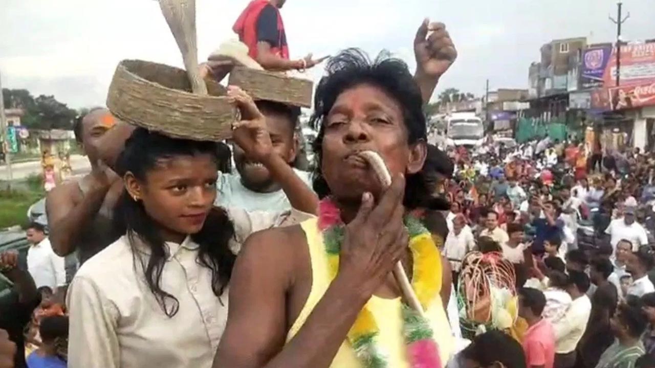 Rare tradition: వింతైన ఆచారం.. మూడు రోజులు పాములు కాటేయవు!