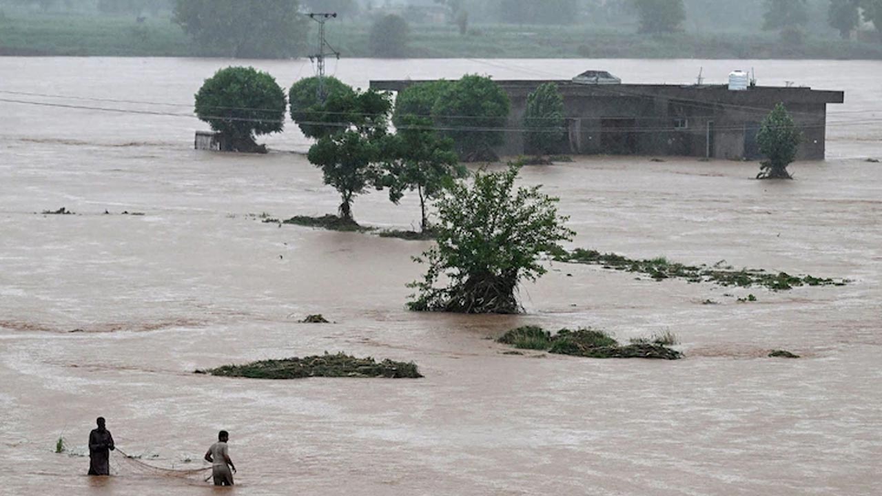 Pakistan flash floods: పాక్‌లో ఘోరం.. 24 మంది మృతి.. పదుల సంఖ్యలో గల్లంతు