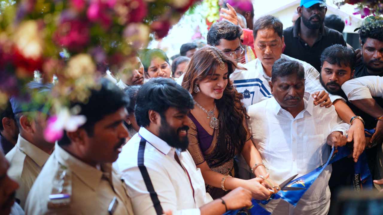 South India Shopping Mall : శ్రీకాకుళంలో సౌత్ ఇండియా షాపింగ్ మాల్ షోరూమ్ ప్రారంభం.. నిధి అగర్వాల్ చేతుల మీదుగా