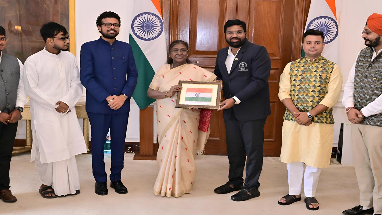 Youth Awardees Meet President: రాష్ట్రపతిని కలిసిన యువజన అవార్డు గ్రహీతలు..