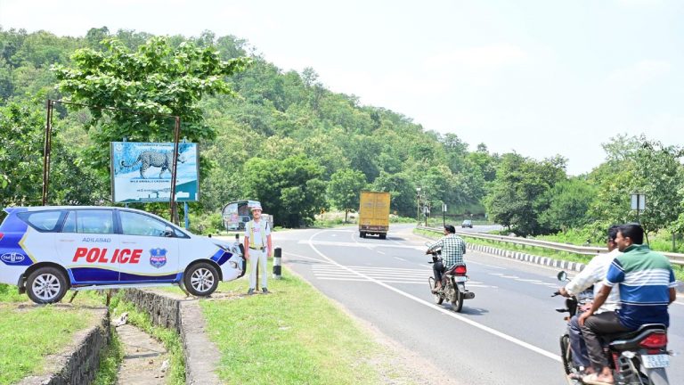 Adilabad Police: పోలీసులా మజాకా..! కటౌట్‌లతో ప్రమాదాల కట్టడి..!