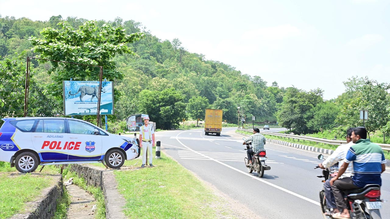 Adilabad Police: పోలీసులా మజాకా..! కటౌట్‌లతో ప్రమాదాల కట్టడి..!