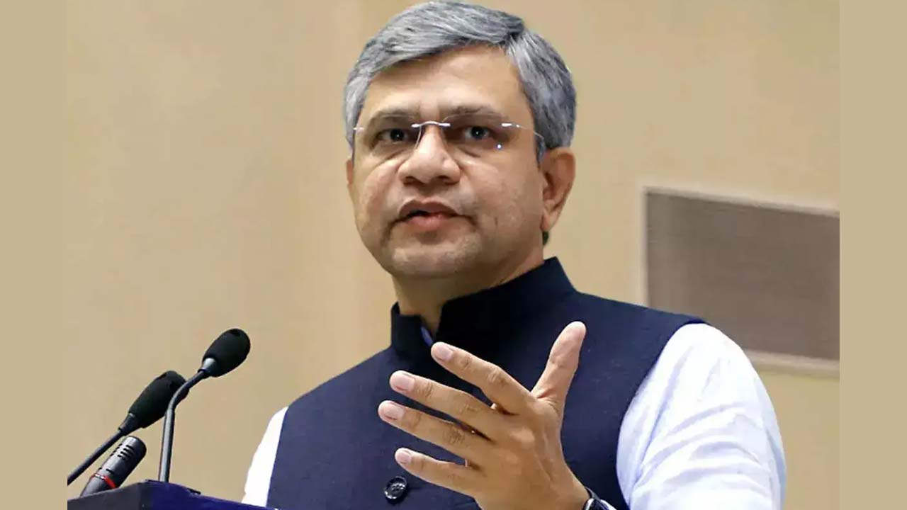 Railway Luggage Rule: రైల్వే ప్రయాణికుల అదనపు లగేజీపై ఛార్జీలు.. క్లారిటీ ఇచ్చిన రైల్వే మంత్రి