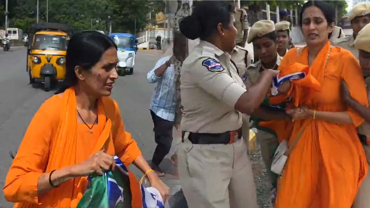 BJP : సేవ్ హైదరాబాద్ పేరుతో బీజేపీ ఆందోళన.. సచివాలయం వద్ద ఉద్రిక్తత..!