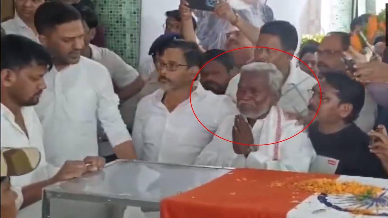 Jharkhand: శిబు సోరెన్‌కు నివాళులర్పిస్తూ ఎక్కి ఎక్కి ఏడ్చిన చంపై సోరెన్