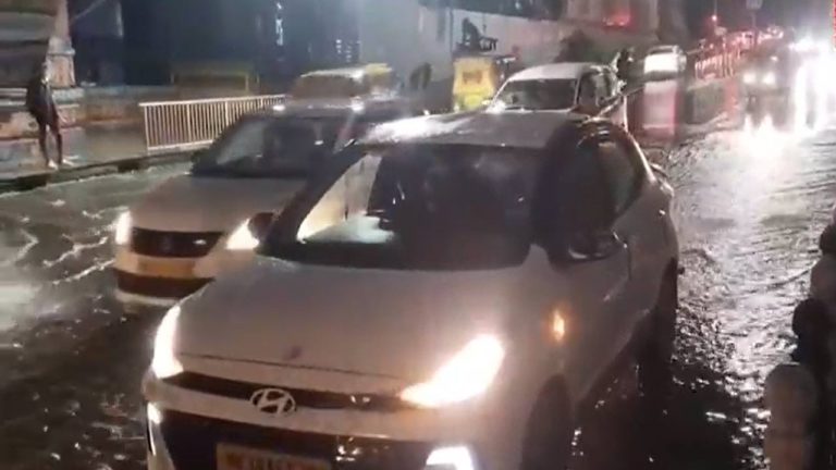 Delhi: ఢిల్లీని ముంచెత్తిన భారీ వర్షం.. 90 విమాన సర్వీసుల్లో అంతరాయం