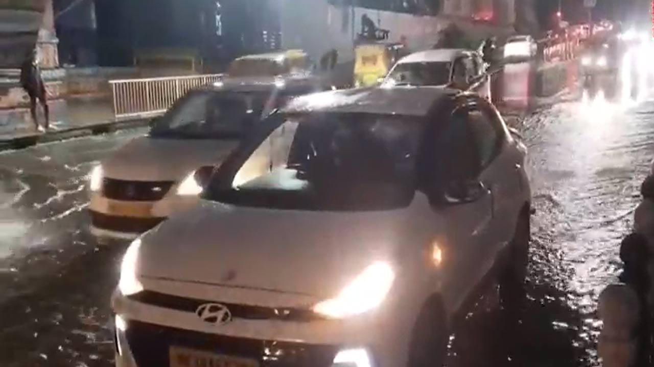 Delhi: ఢిల్లీని ముంచెత్తిన భారీ వర్షం.. 90 విమాన సర్వీసుల్లో అంతరాయం