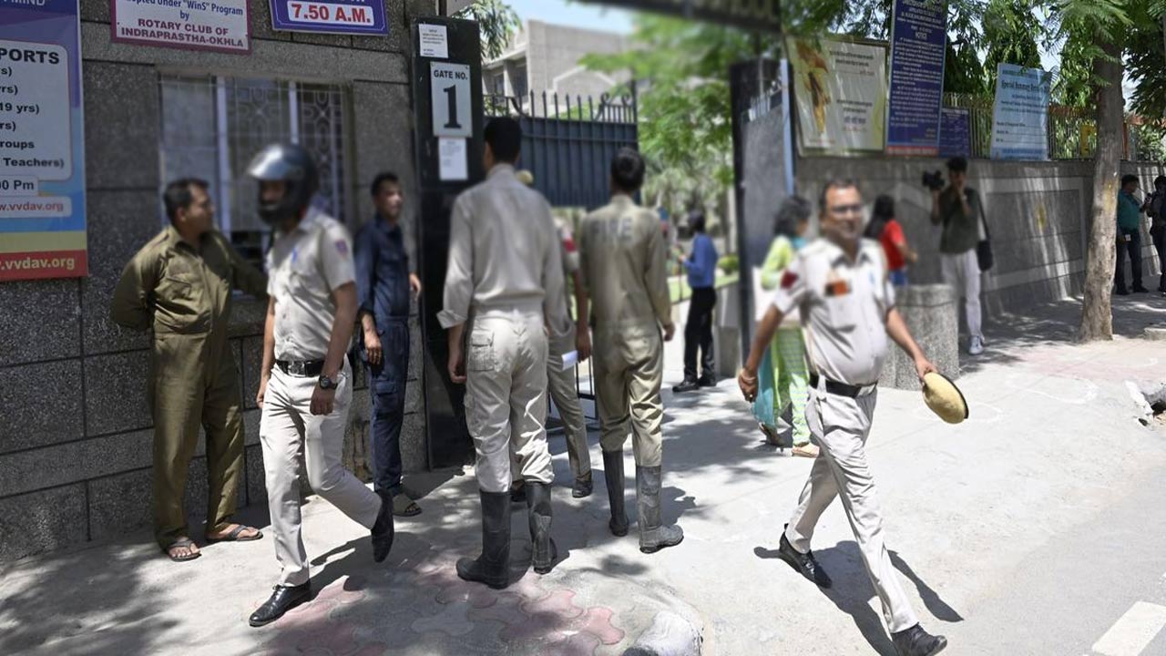 Delhi: ఢిల్లీ స్కూళ్లకు మరోసారి బాంబ్ బెదిరింపులు.. పోలీసులు తనిఖీలు