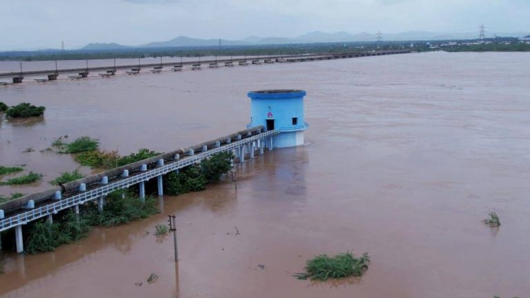 Godavari Floods: ఉగ్రరూపం దాల్చిన గోదావరి.. మొదటి ప్రమాద హెచ్చరిక జారీ