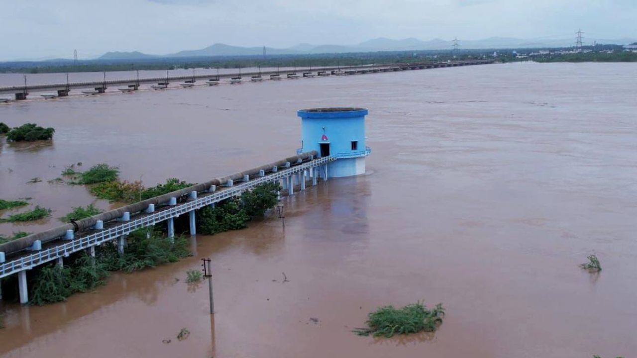 Godavari Floods: ఉగ్రరూపం దాల్చిన గోదావరి.. మొదటి ప్రమాద హెచ్చరిక జారీ