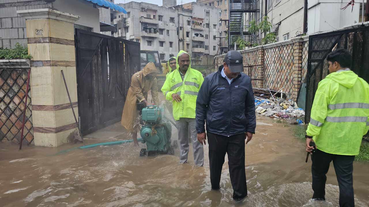 HYDRA : న‌గ‌రంలో భారీ వ‌ర్షం.. రంగంలోకి దిగిన హైడ్రా క‌మిష‌న‌ర్‌