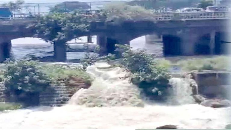 GHMC: హుస్సేన్‌ సాగర్‌ నాలాకు భారీ వరద నీరు.. అధికారులు అప్రమత్తం