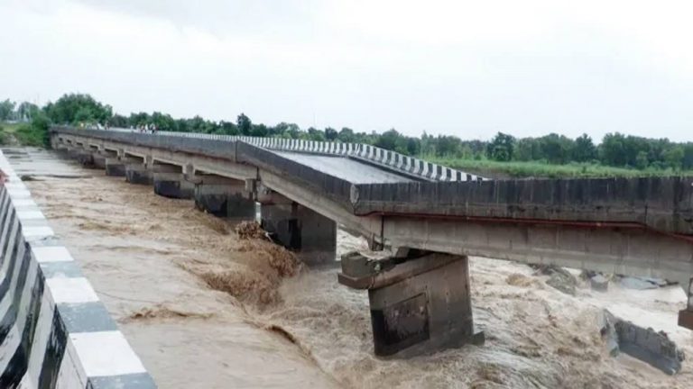 Jammu: జమ్మూలో కుండపోత వర్షం.. స్తంభించిన జనజీవనం.. 100 ఏళ్ల రికార్డ్ రెండోసారి బద్దలు