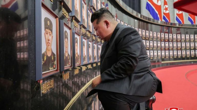 Kim Jong Un: ఫస్ట్‌ టైమ్ ఏడ్చిన ఉత్తర కొరియా నియంత కిమ్ జోంగ్ ఉన్.. మోకాళ్లపై కూర్చొని..(వీడియో)