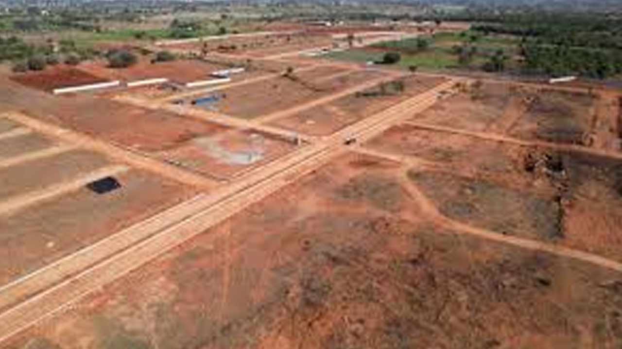 Telangana : రూ.67,500కి ఒకే ఒక్క గజం.. హైదరాబాద్ శివార్లలో ఏం జరుగుతోంది?