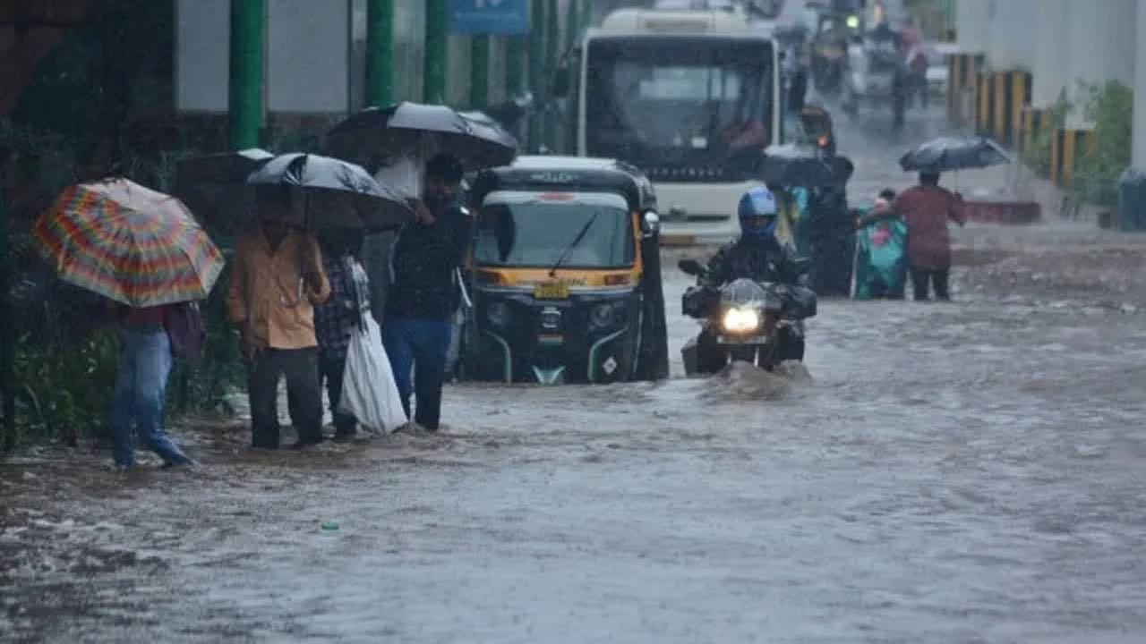 Mumbai Rains: జలదిగ్బంధంలో ఆర్థిక రాజధాని.. జనజీవనం అస్తవ్యస్తం