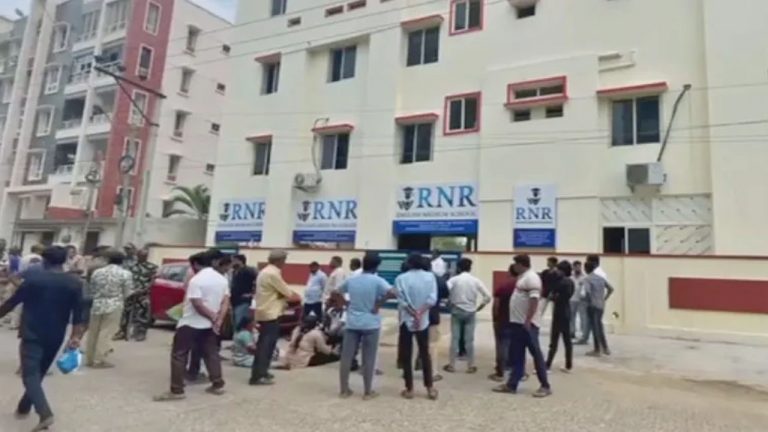 Nellore: కాలేజీలో ఉరేసుకుని విద్యార్థిని ఆత్మహత్య.. మెడపై గాయాలు.. యాజమాన్యమే చంపేసిందా..?