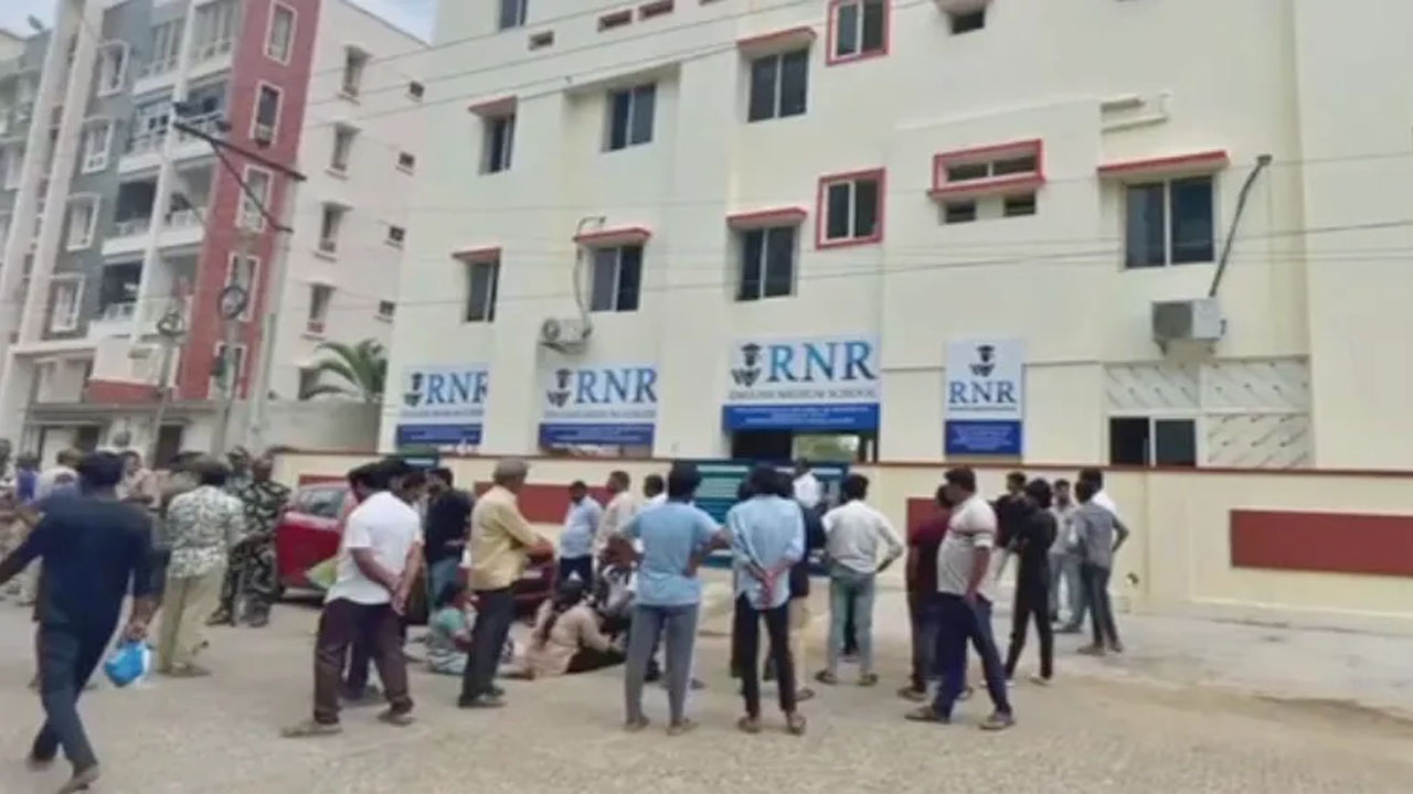 Nellore: కాలేజీలో ఉరేసుకుని విద్యార్థిని ఆత్మహత్య.. మెడపై గాయాలు.. యాజమాన్యమే చంపేసిందా..?