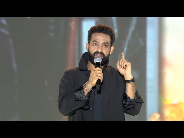 War 2 Pre Release Event : ఫ్యాన్స్ కు ఎన్టీఆర్ పాదాభివందనం