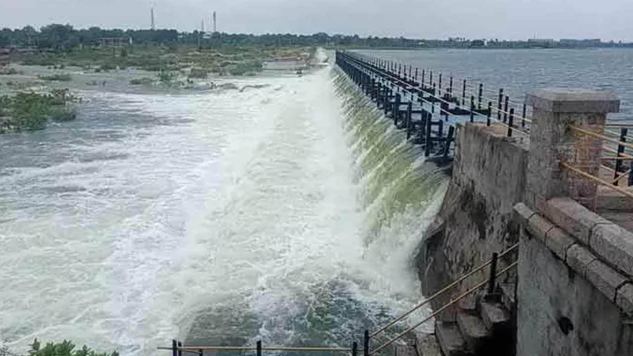 Heavy Rains : అలుగులు పోస్తున్న పాలేరు, వైరా జలాశయాలు