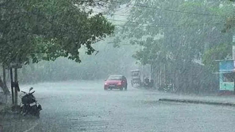 Red Alert: రెడ్ అలర్ట్.. రానున్న 3 గంటల్లో ఈ జిల్లాల్లో పిడుగులతో కూడిన భారీ వర్షాలు..