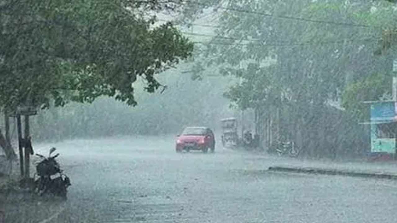 Heavy Rains: ఉత్తరాంధ్ర లో దంచికొడుతున్న వానలు