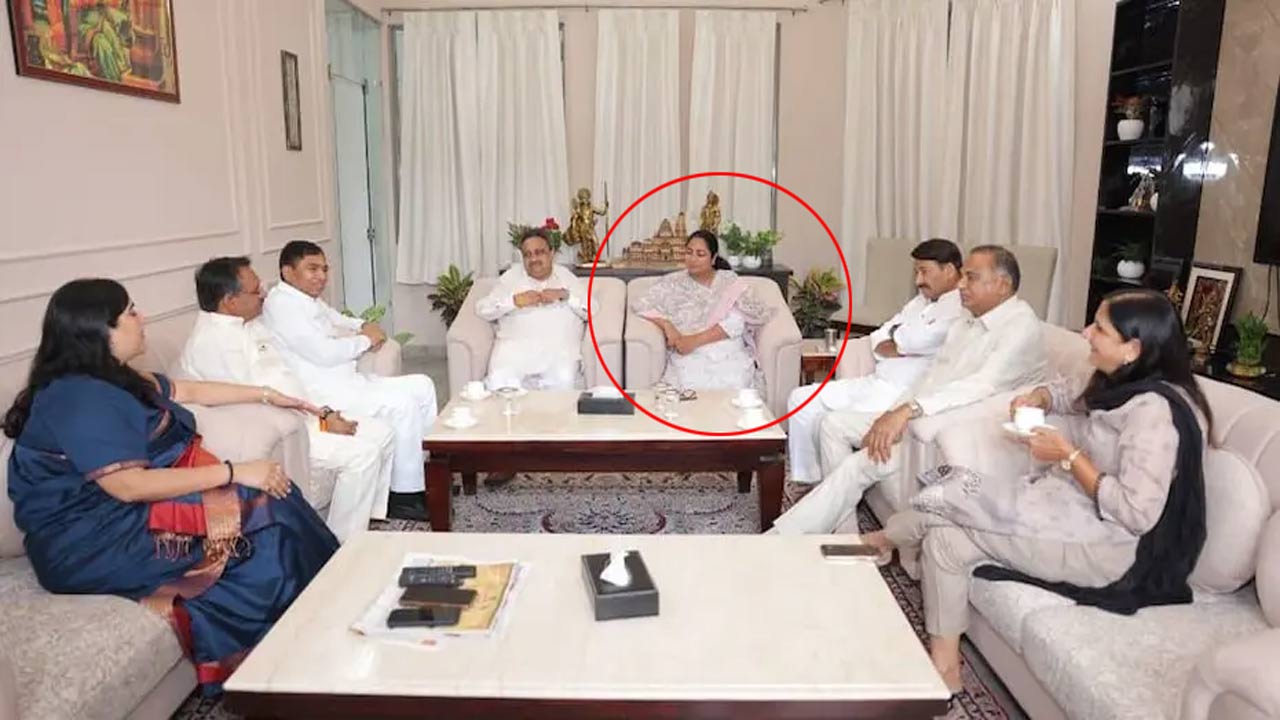 Rekha Gupta: రేఖా గుప్తాను పరామర్శించిన బీజేపీ ఎంపీలు.. దాడి తర్వాత సీఎం ఫొటో విడుదల