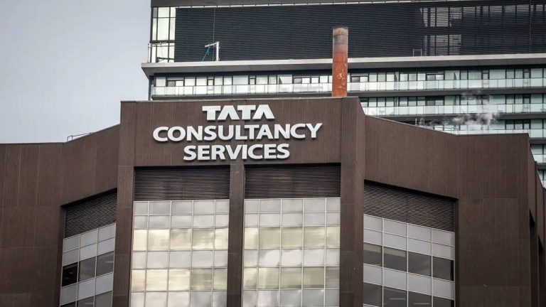 TCS Employees in Dilemma: గందరగోళంలో టీసీఎస్ ఉద్యోగులు.. జీతం పెంచినా.. ఉద్యోగ భద్రతపై భరోసా ఏది?