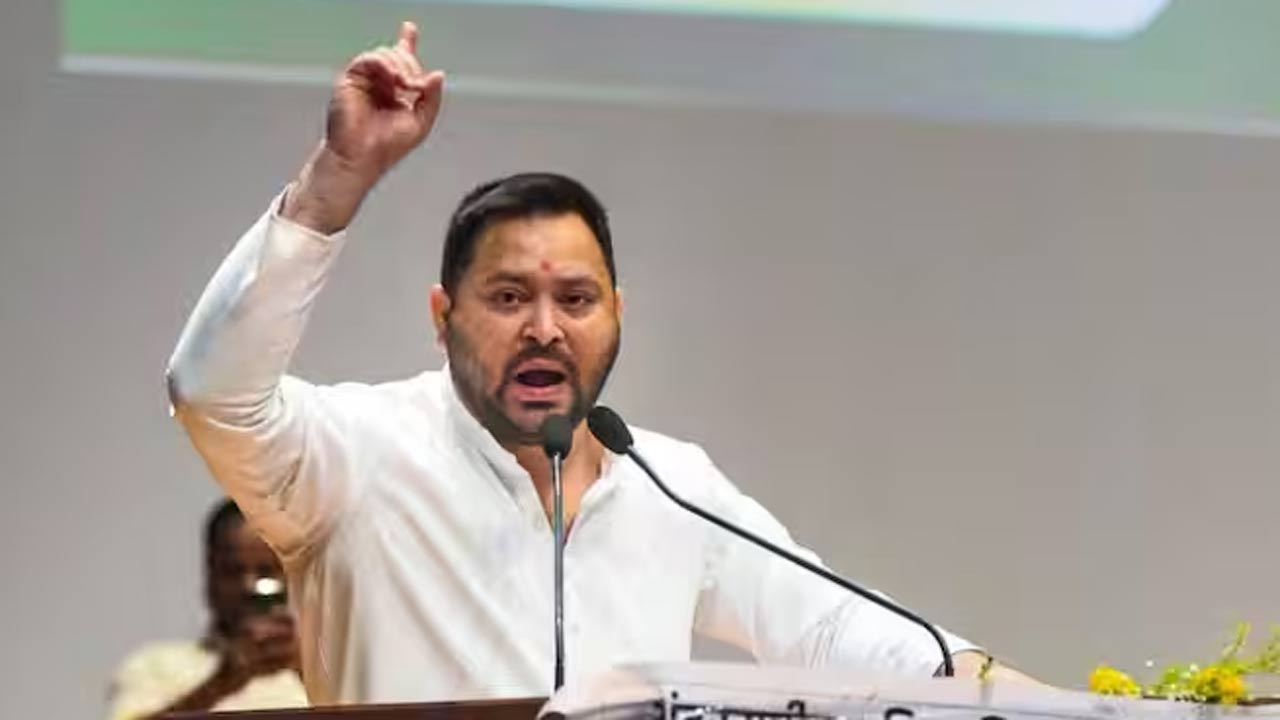 Tejashwi Yadav: గుజరాతీయులకు బీహార్‌లో ఓట్లేంటి? ఈసీని ప్రశ్నించిన తేజస్వి యాదవ్