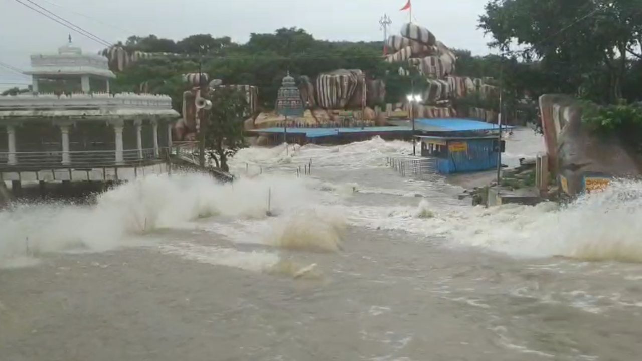 Telangana Floods: తెలంగాణలో కొనసాగుతున్న వరద ఉధృతి.. ఆ జిల్లాలో పాఠశాలలకు సెలవులు