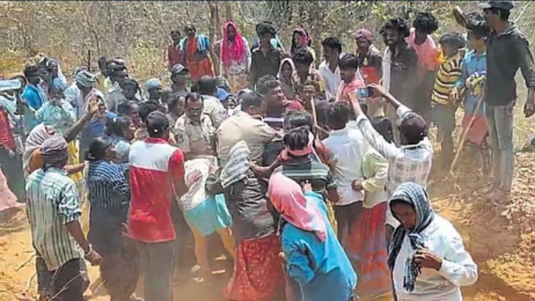 Tribals Attack: అటవీ అధికారులపై రెచ్చిపోయిన గిరిజనులు.. కళ్లలో కారం చల్లి, కర్రలతో దాడి!