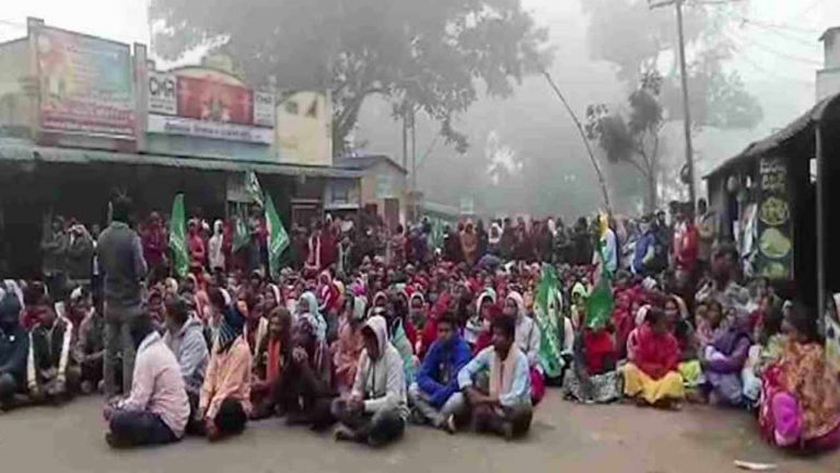 Tribals Protest: హైడ్రో పవర్ ప్లాంట్ వ్యతిరేక పోరాటం తీవ్రరూపం.. సర్వే రాళ్లు ధ్వంసం..