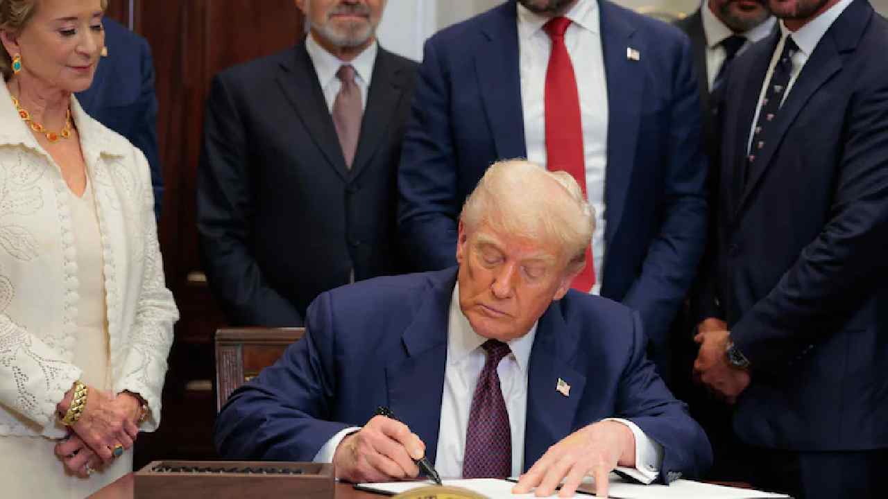 US Tariffs: భారత్‌పై టారిఫ్ బాంబ్ పేల్చిన ట్రంప్.. 25% కాదు.. 50% ఫిక్స్..