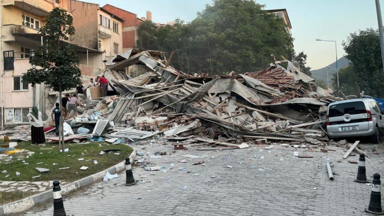 Turkey Earthquake: టర్కీలో భారీ భూకంపం.. కూలిపోయిన భవనాలు!