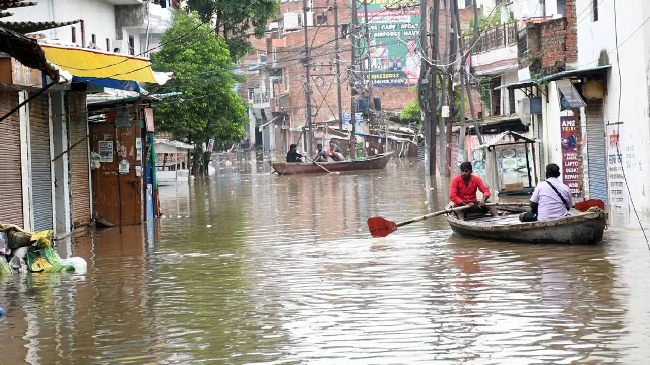 UP Floods: యూపీని ముంచెత్తిన భారీ వరదలు.. జనజీవనం అస్తవ్యస్తం