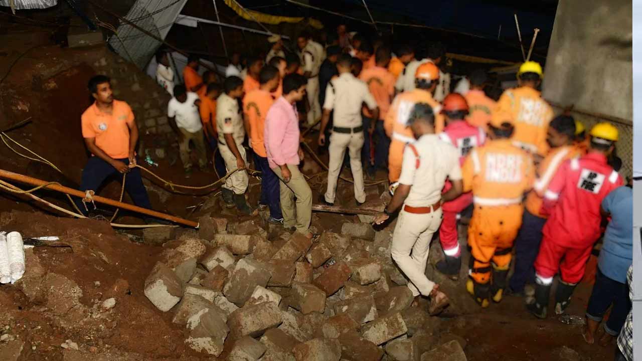 Wall Collapse: వినాయక మండపంపై కూలిన గోడ..