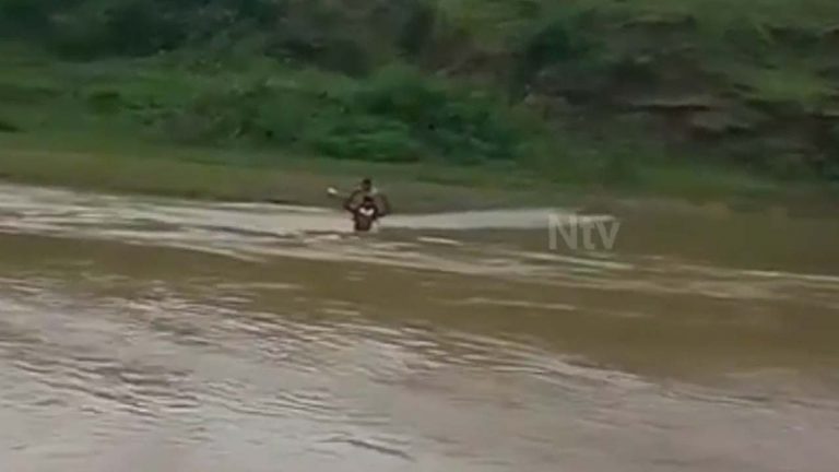 Alluri Agency: అల్లూరి ఏజెన్సీలో బాహుబలి సీన్ రిపీట్.. బిడ్డను బుజాన ఎత్తుకుని పీకల్లోతు వాగు దాటిన గిరిజనుడు